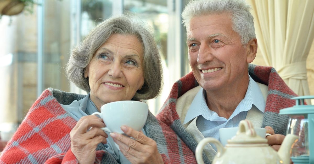 Idős pár teázik otthon
